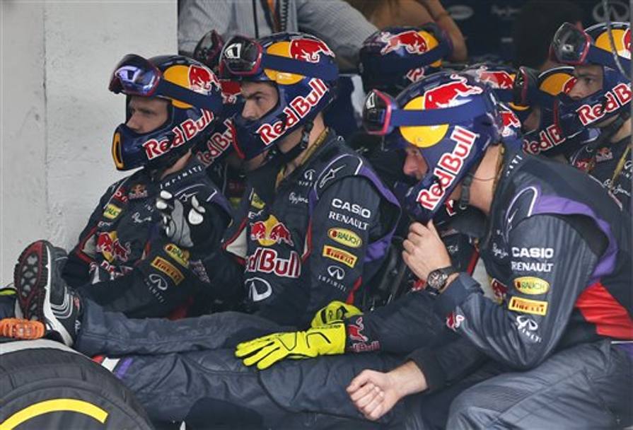 I tecnici Red Bull intanto osservano la vittoria del loro pilota (Ap)